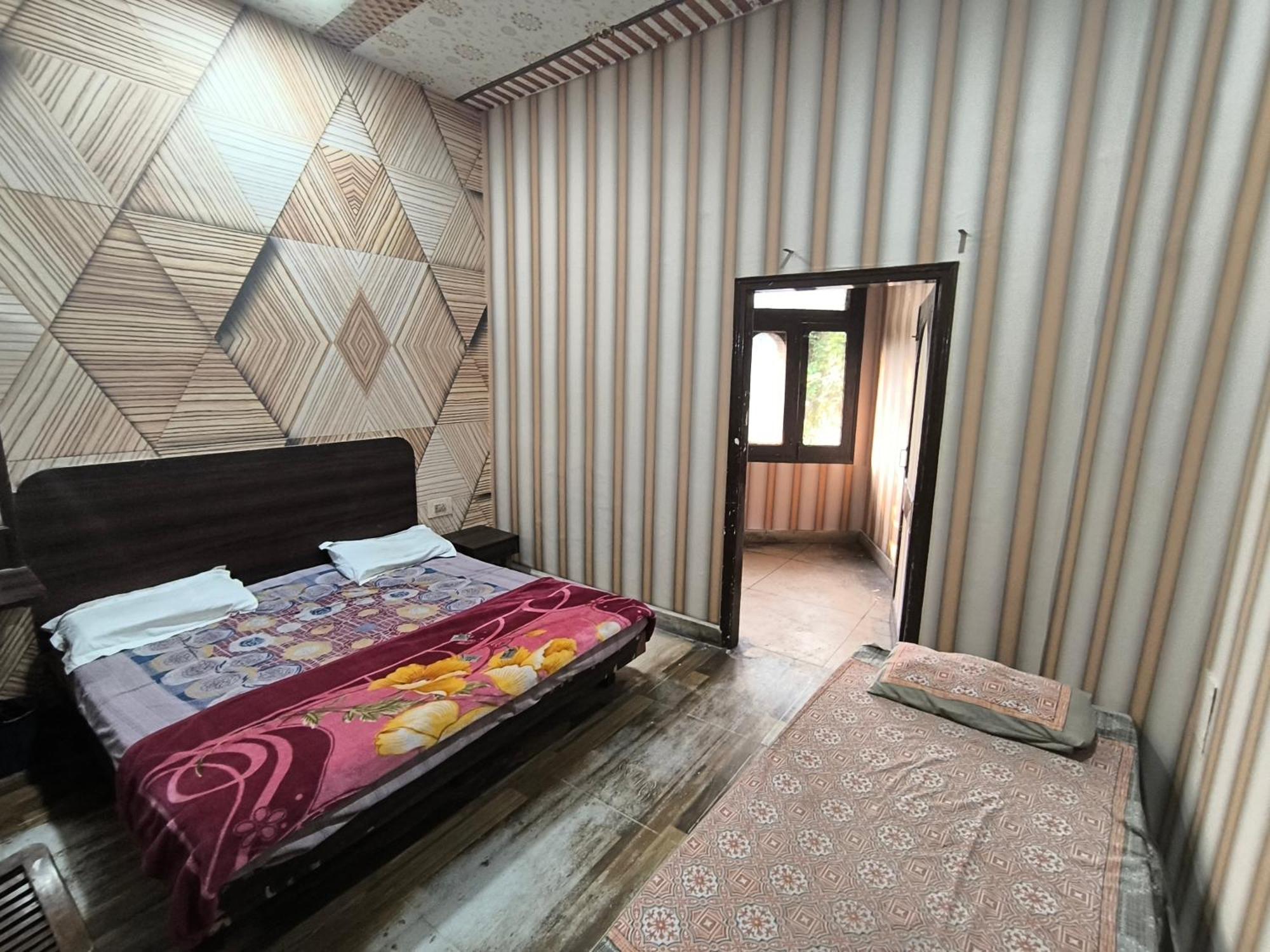 Hotel Jogi Guest House Welcome All Families, Friends, Groups, Couples, Singles Fully Airconditioner, Attach Washrooms, Lift, Wifi, 24 Hours Room Service, Power Backup Amritsar Bagian luar foto