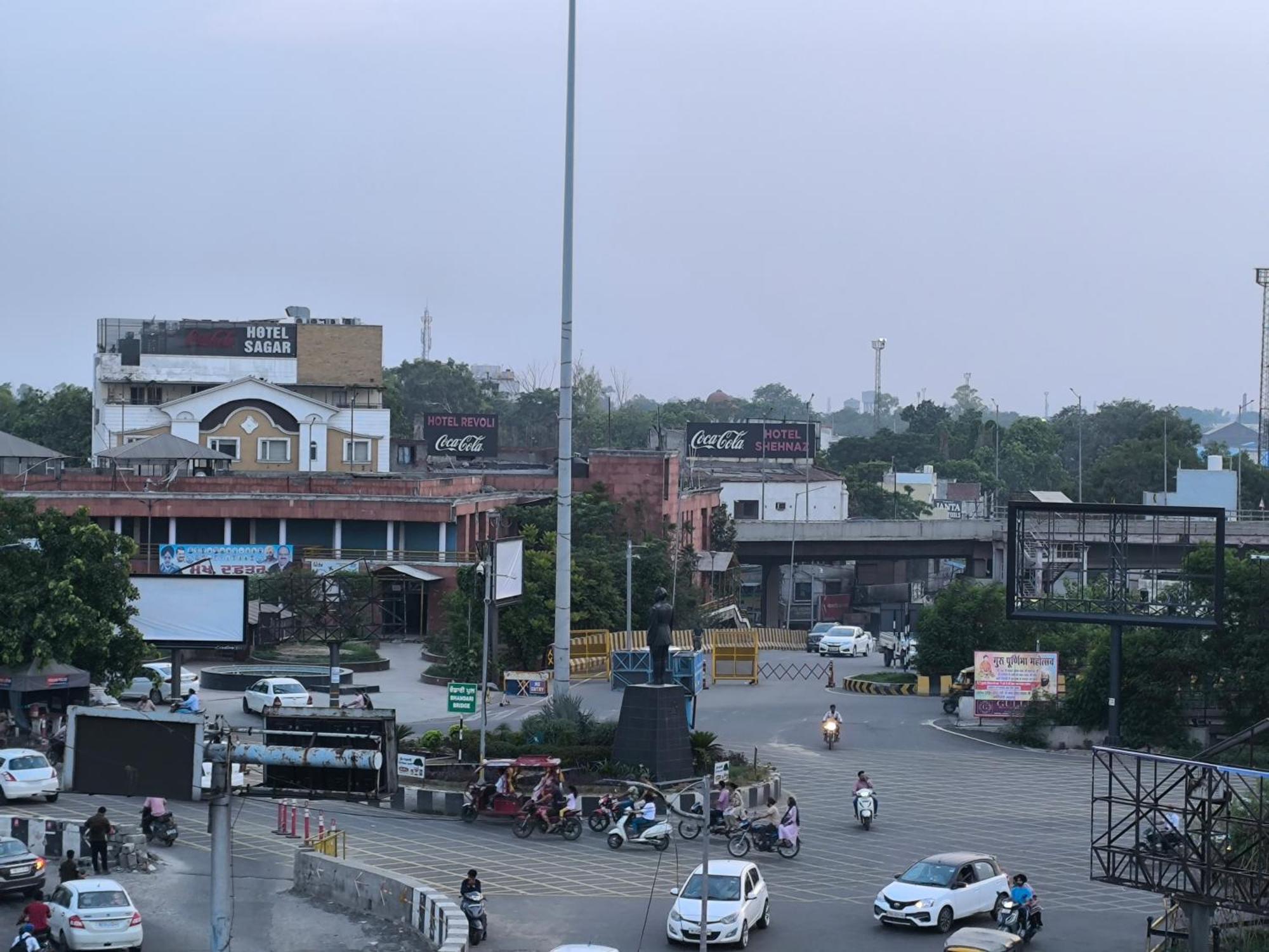 Hotel Jogi Guest House Welcome All Families, Friends, Groups, Couples, Singles Fully Airconditioner, Attach Washrooms, Lift, Wifi, 24 Hours Room Service, Power Backup Amritsar Bagian luar foto