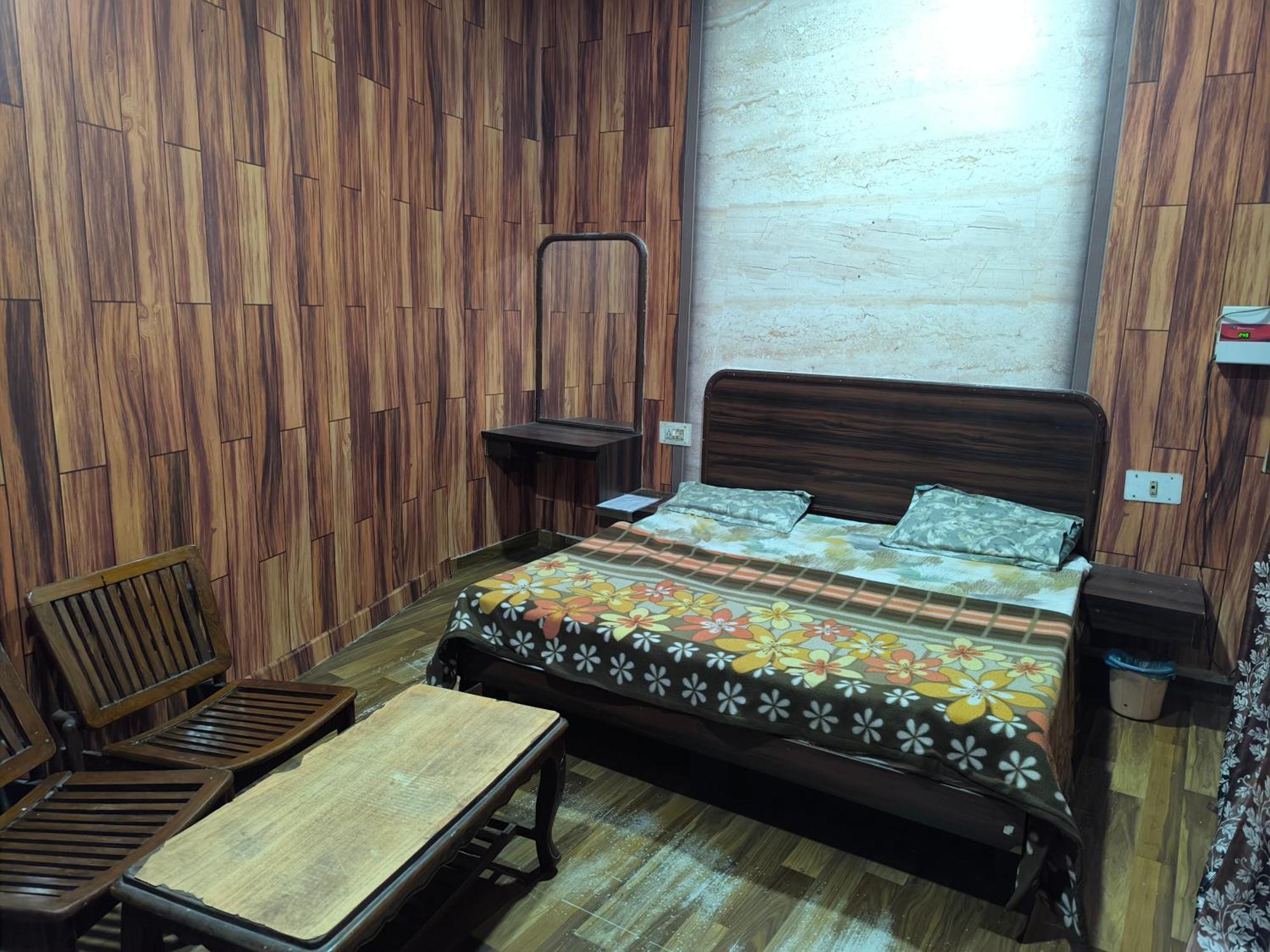Hotel Jogi Guest House Welcome All Families, Friends, Groups, Couples, Singles Fully Airconditioner, Attach Washrooms, Lift, Wifi, 24 Hours Room Service, Power Backup Amritsar Bagian luar foto
