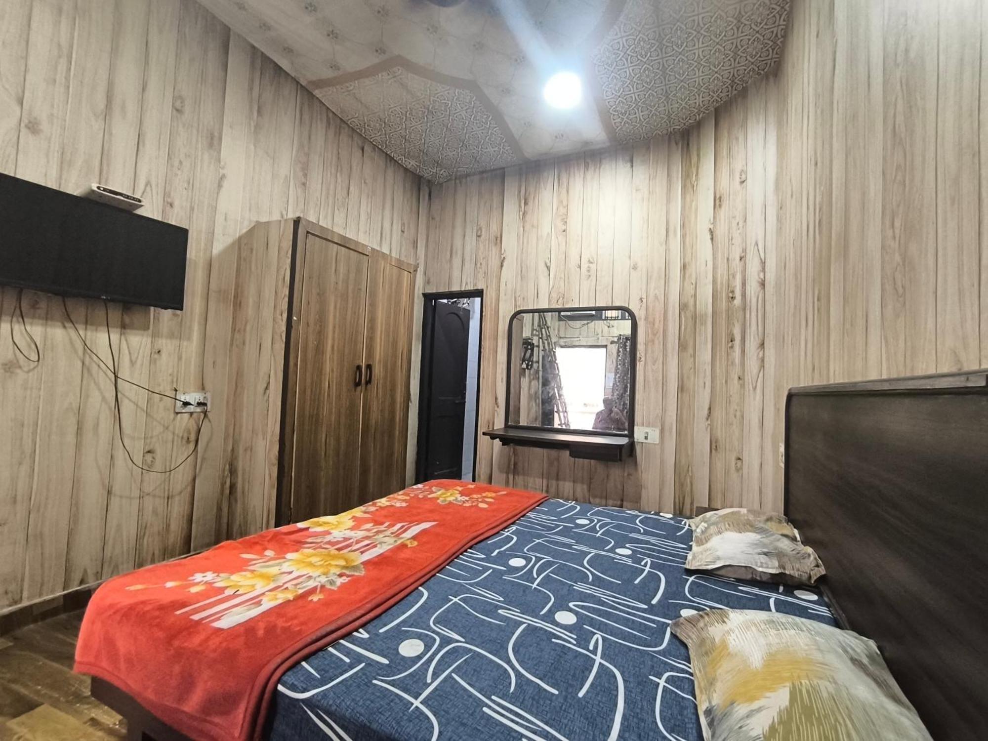 Hotel Jogi Guest House Welcome All Families, Friends, Groups, Couples, Singles Fully Airconditioner, Attach Washrooms, Lift, Wifi, 24 Hours Room Service, Power Backup Amritsar Bagian luar foto