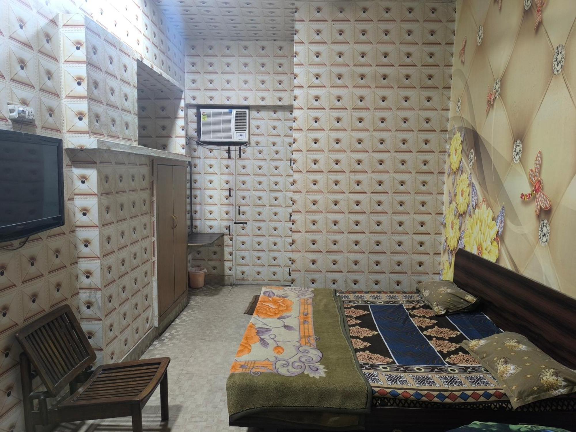 Hotel Jogi Guest House Welcome All Families, Friends, Groups, Couples, Singles Fully Airconditioner, Attach Washrooms, Lift, Wifi, 24 Hours Room Service, Power Backup Amritsar Bagian luar foto